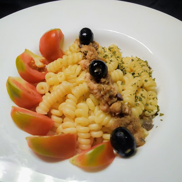 Fusilli Bucati Con Sughetto In Bianco Al Sapore Di Terra E Mare Al ta 