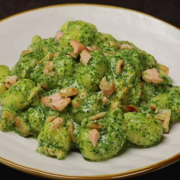 Gnocchi al pesto di rucola, salmone e pinoli Al.ta Cucina