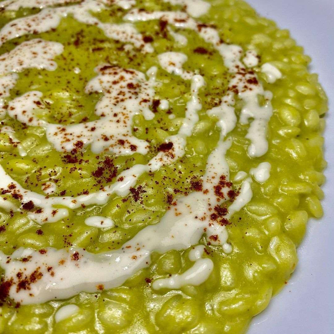Risotto carnaroli alla crema di piselli, fonduta di provolone