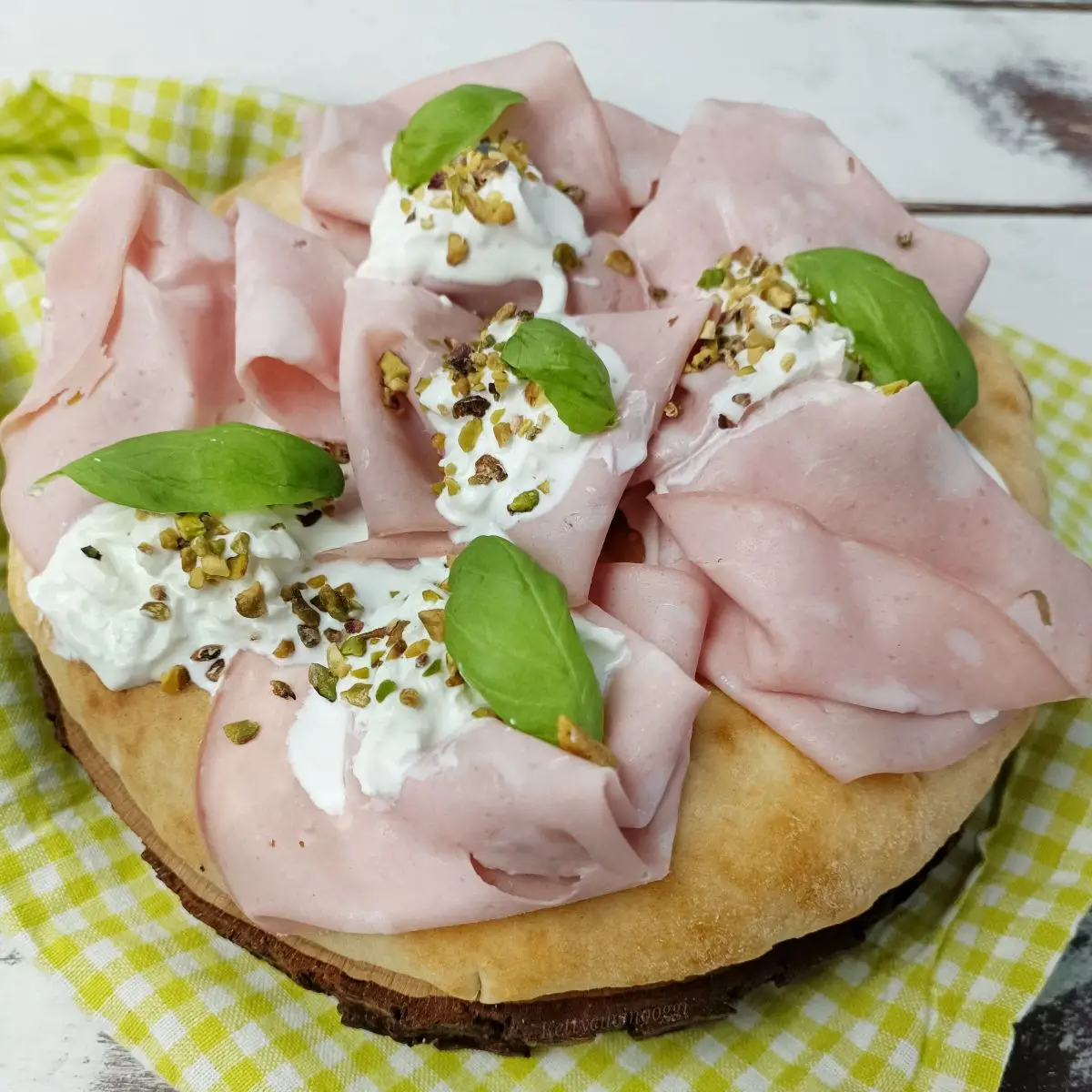 PIZZA BIANCA CON MORTADELLA STRACCIATELLA E PISTACCHI Al.ta Cucina