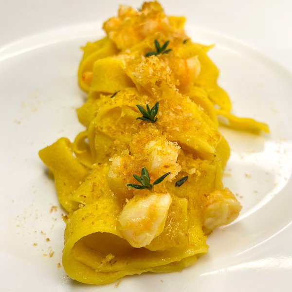 Pappardelle con pomodorini gialli e gamberi e pangrattato agli agrumi Al.ta Cucina