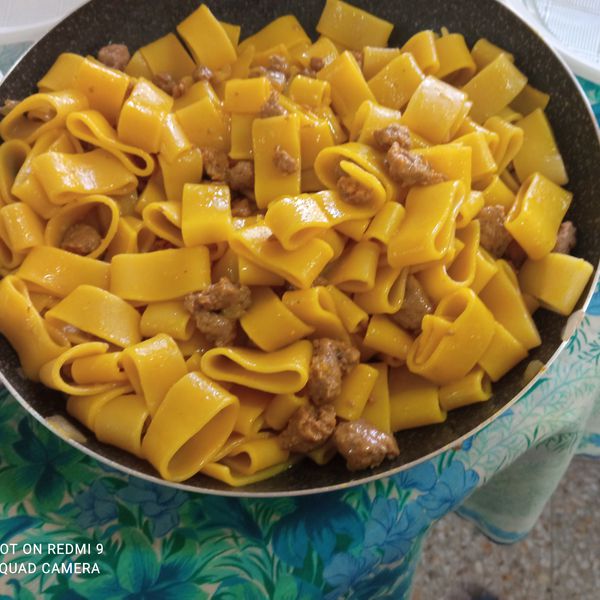 paccheri-con-zafferano-e-salsiccia-al-ta-cucina