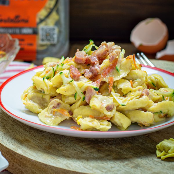 Tortellini al prosciutto crudo con carbonara di verdure e guanciale