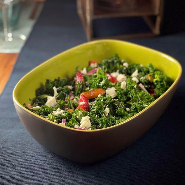 Insalata kale con fragole, datteri e feta Al.ta Cucina