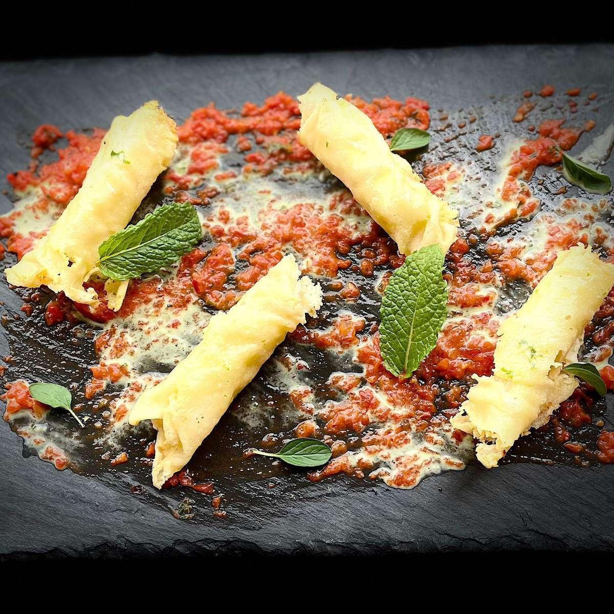 Sigari di Parmigiano Reggiano ripieni di pesto di cavallo, con gazpacho