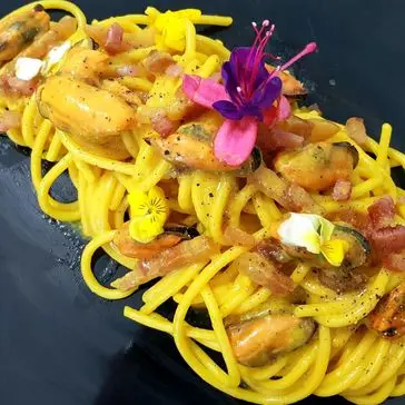 Ricetta Spaghettone, cozze, guanciale umbro, zafferano e mantecatura al pecorino romano di gj