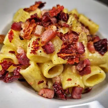 Ricetta Mezze maniche 👕 al sugo di pomodoro giallo 💛 pancetta 🥓 e crusco 🌶 di michele.rosa90