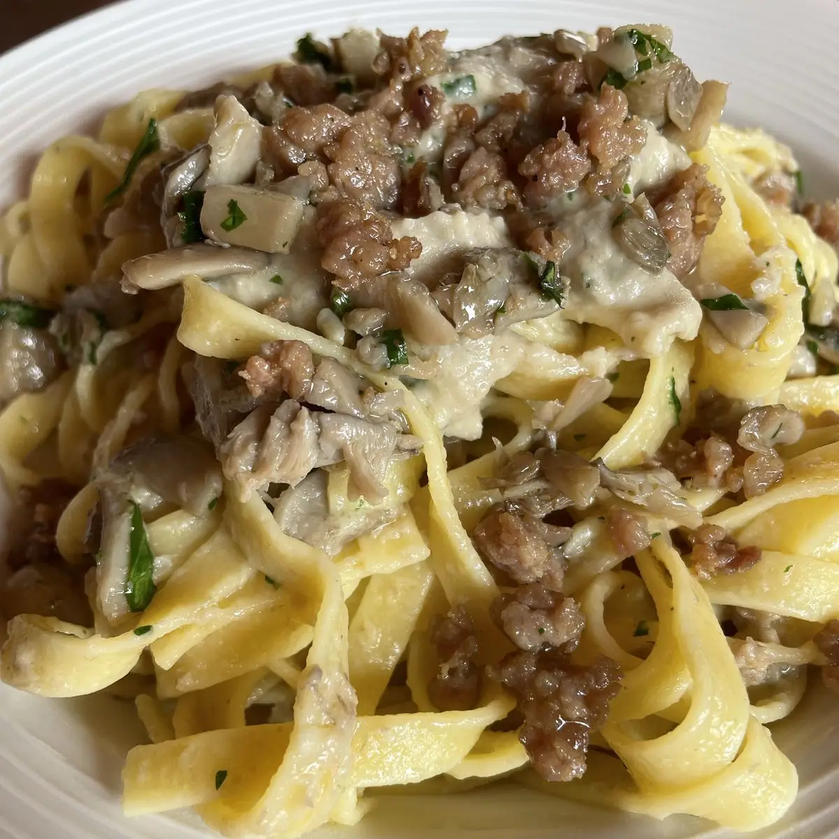 tagliatelle salsiccia e funghi surgelati e panna