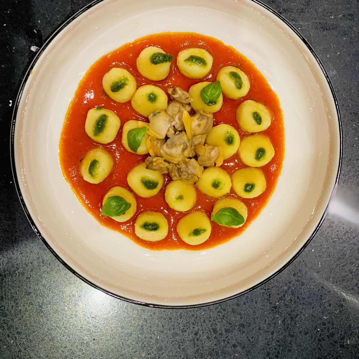 Gnocchi di patate vongole veraci fonduta di pomodoro e pesto 