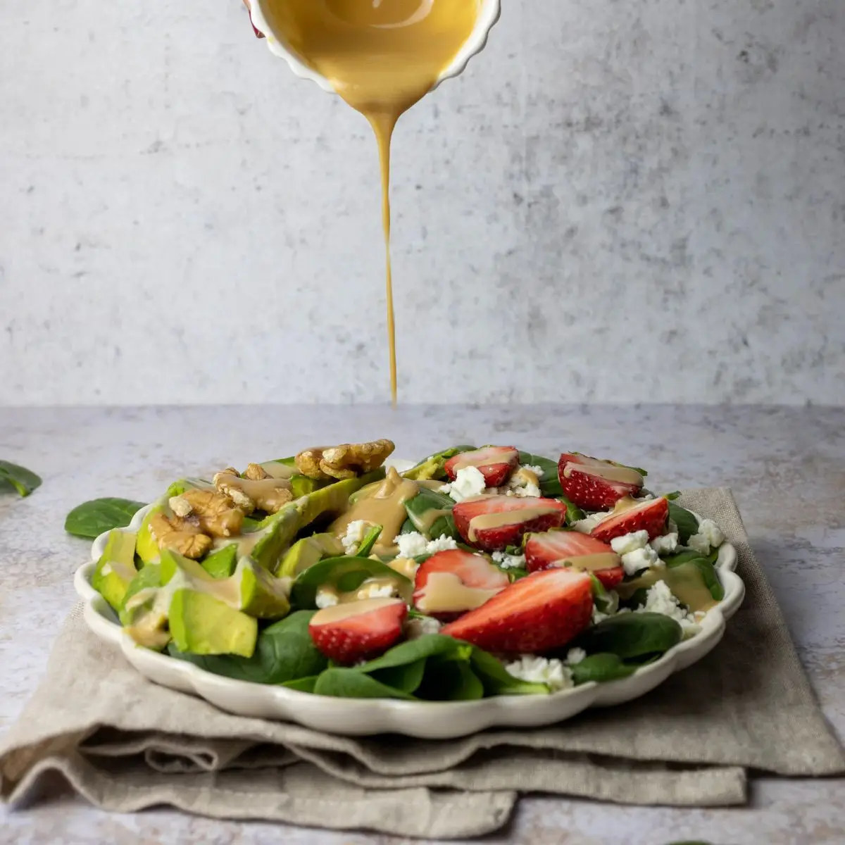 Ricetta INSALATA DI SPINACINO CON FETA, FRAGOLE, AVOCADO E TAHINI DRESSING di thesweetieparadise