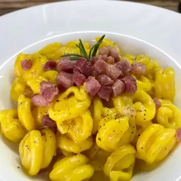 Ricetta Dischi volanti con crema di patate, zafferano e pancetta affumicata di midivertoacucinare