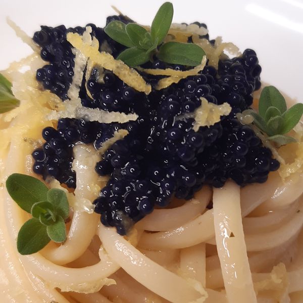 Tripudio al limone...linguine al limone, alici del cantabrico, uova di