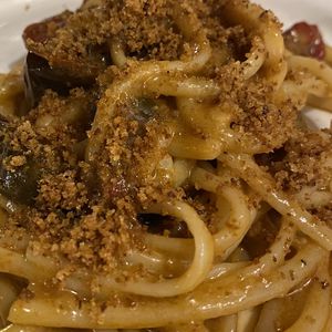 Ricetta Spaghettoni alici, pomodorini confit e pangrattato fritto di simone