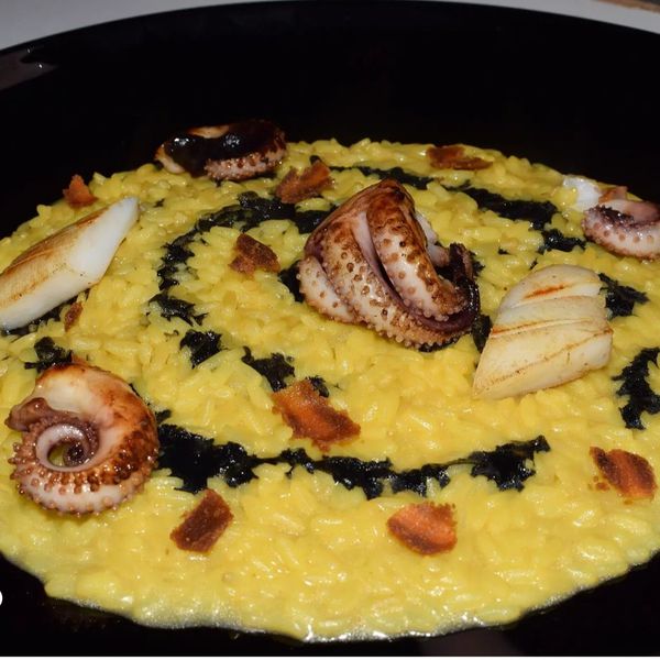 Risotto allo zafferano con seppie, il nero e bottarga di muggine Al