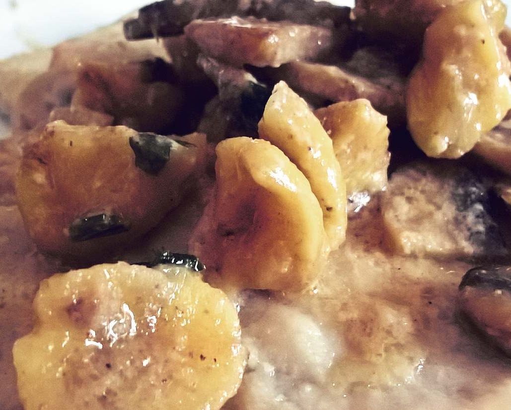 Tessuto In Puro Cotone Con Motivo Funghi E Castagne: Larghezza 180 Cm, Venduto Al Metro, Peso 180 G/m²
