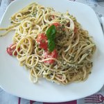 Spaghetti con crema di ricotta e pistacchi con pomodorini