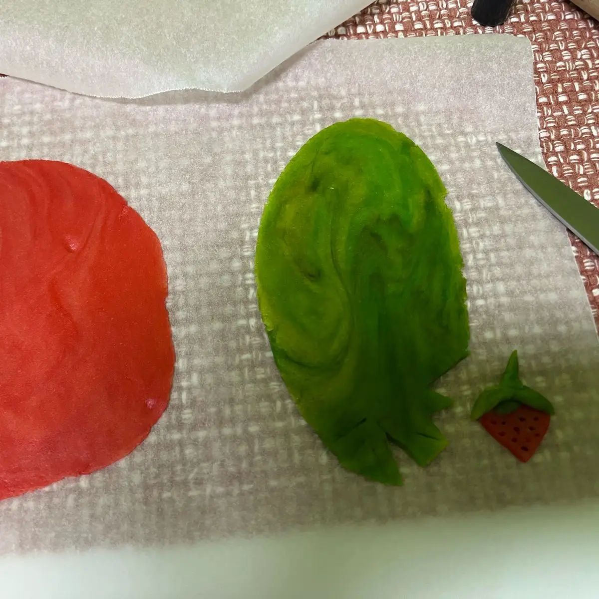 Ricetta Crostatine fragole🍓🍓🍓e ciliegie con frolla colorata 😋😊 di loredana705