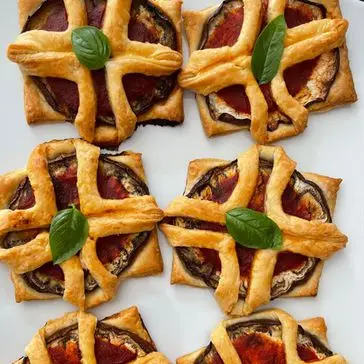 Ricetta Fiori di sfoglia con melanzane di nonditeloallanonna