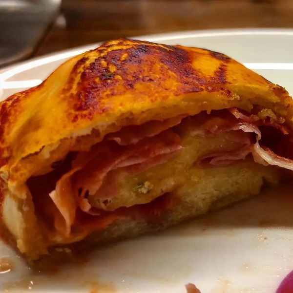 Panzerotti ripieni di prosciutto cotto, mozzarella, pomodoro e origano Al.ta Cucina