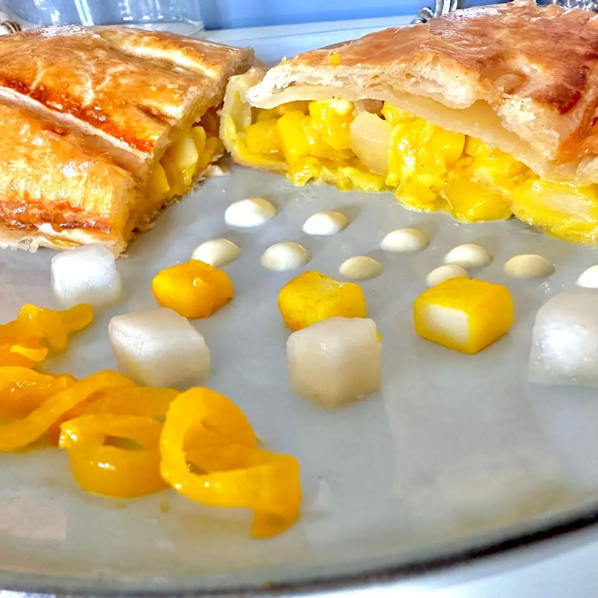 Ricetta Sfoglia , cipolla e patate allo zafferano, brumoise di pera caramellata e taleggio d’alpeggio di lucia.pavanastolfo