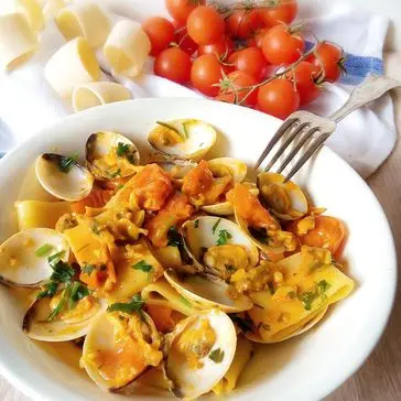 Ricetta PASTA VONGOLE ZAFFERANO E POMODORINI di kettycucinooggi
