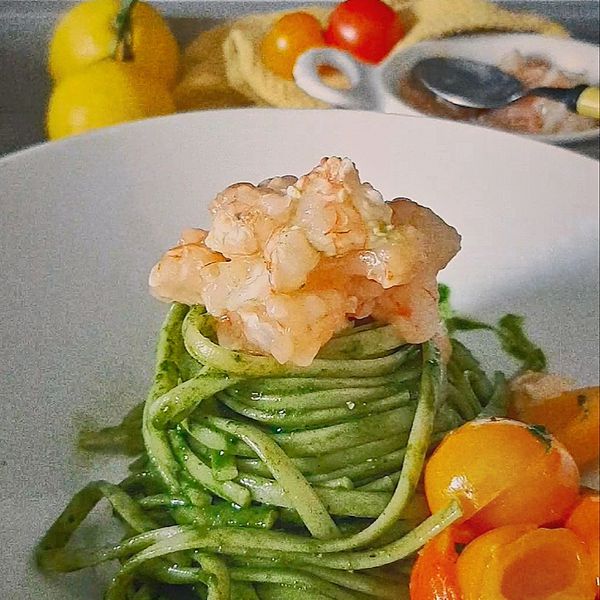 Linguine con crudo di gamberi rossi, bisque, pesto di cavolo nero e