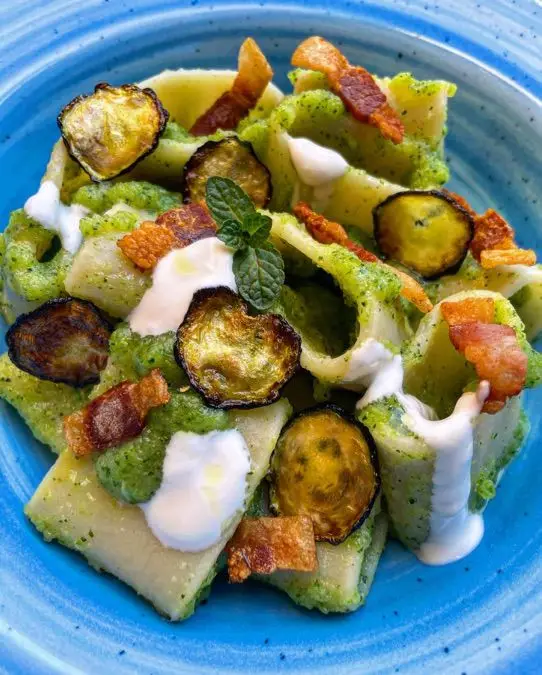 Ricetta Paccheri con crema e chips di zucchine, guanciale e crema al
pecorino di ilmiopiattoacolori