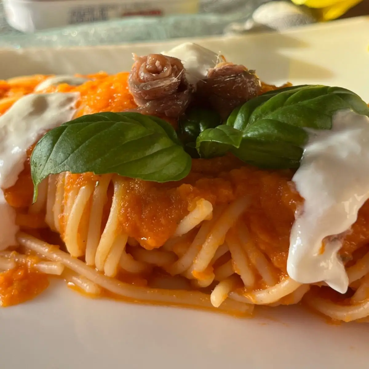 Ricetta Spaghetti al pomodoro fresco con acciughe e stracciatella di lia.e.chia
