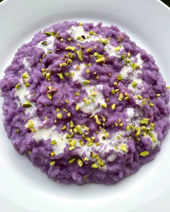 Ricetta Risotto al cavolo cappuccio viola, gorgonzola e granella di pistacchi di midivertoacucinare