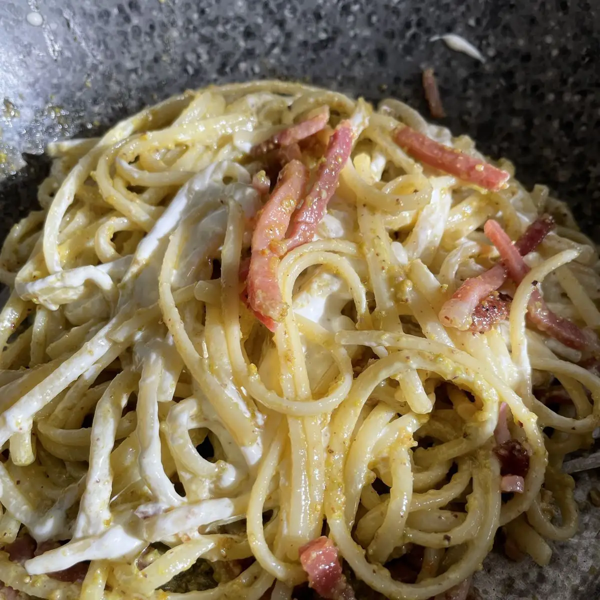 Ricetta Linguine con pesto di pistacchio, speck e stracciatella di greeeetam