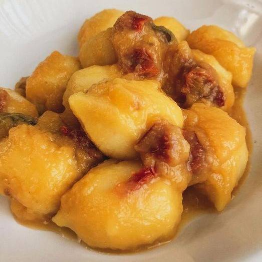 Gnocchi ripieni speck e brie con polpa di pomodori gialli, pomodori