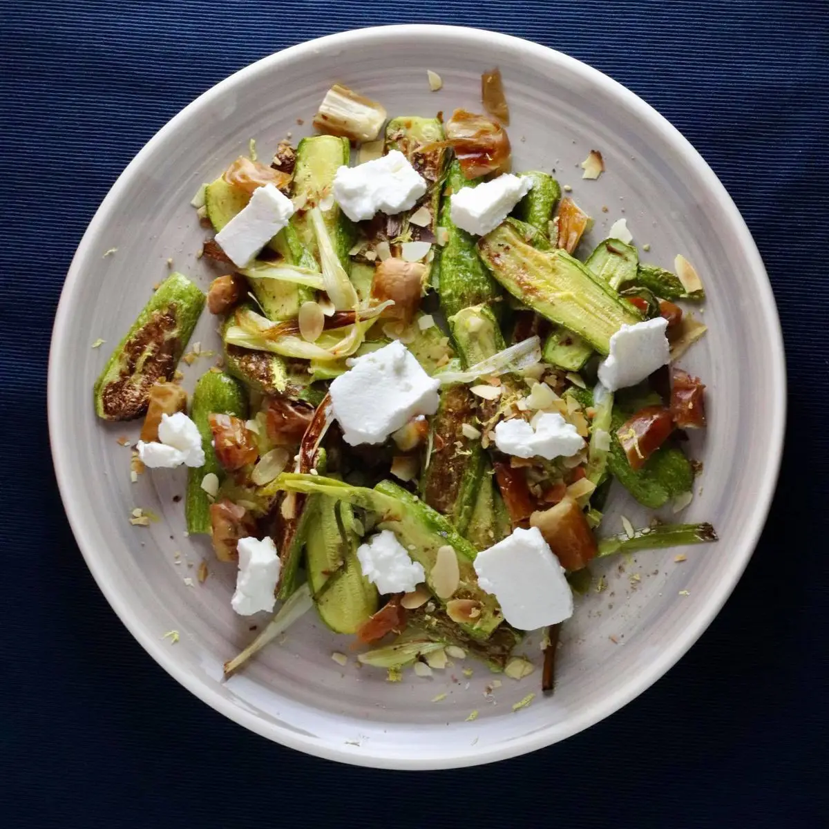 Ricetta Zucchine arrosto e cipolle verdi con datteri e ricotta. di michelacara5