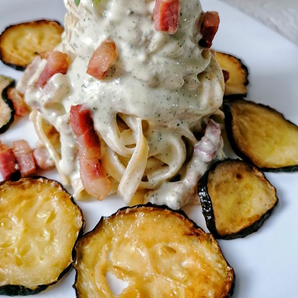 Fettuccine con Crema di zucchine Philadelphia e pancetta croccante