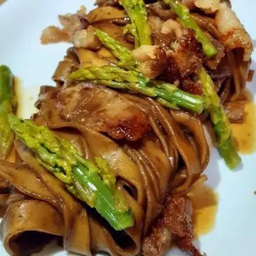 Ricetta Fettuccine con aglio nero pancetta e asparagi di ledelizieditizy