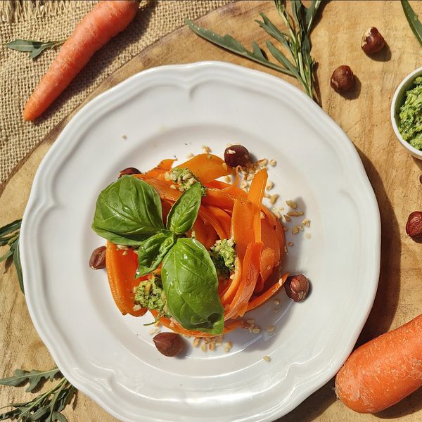 Spaghetti di carote con pesto di rucola e nocciole tostate Al.ta Cucina