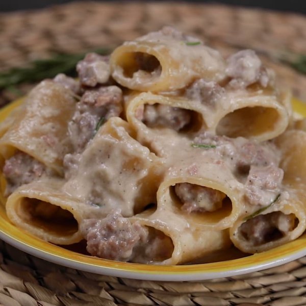 Paccheri alla crema di parmigiano, salsiccia e rosmarino - Al.ta Cucina