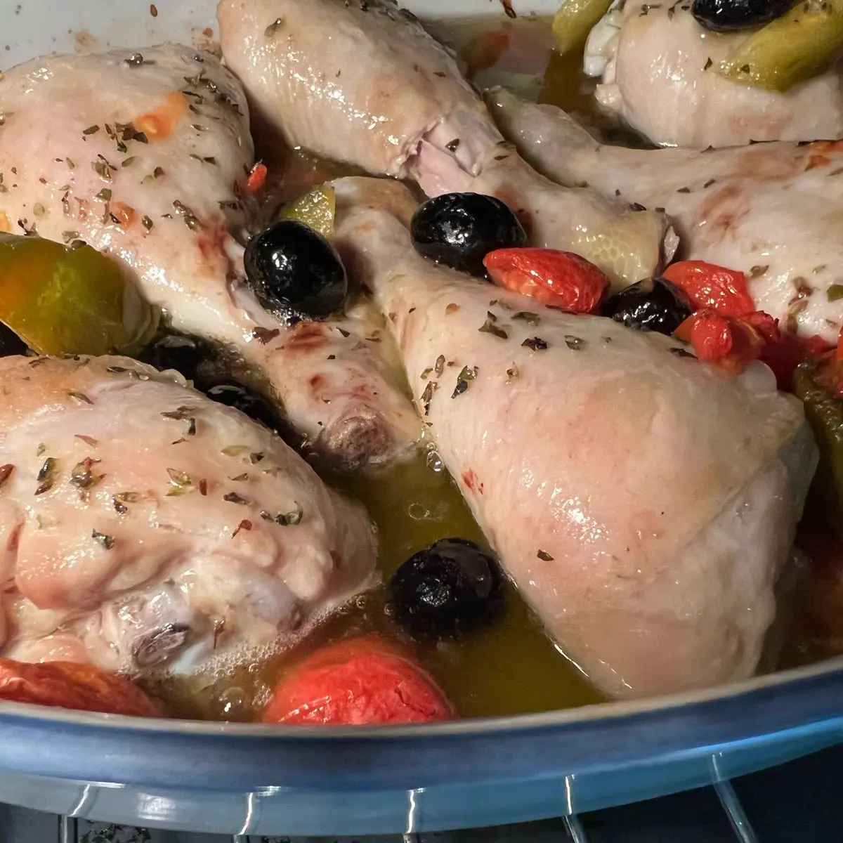 Ricetta Pollo al forno con peperoni pomodori e olive 😋😋😋😋 di loredana705