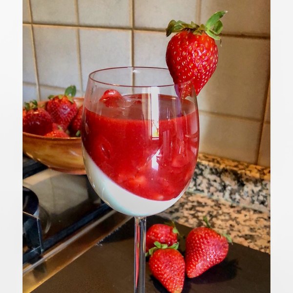 Panna Cotta Alla Vaniglia Con Coulis E Pezzetti Di Fragole Al Ta Cucina