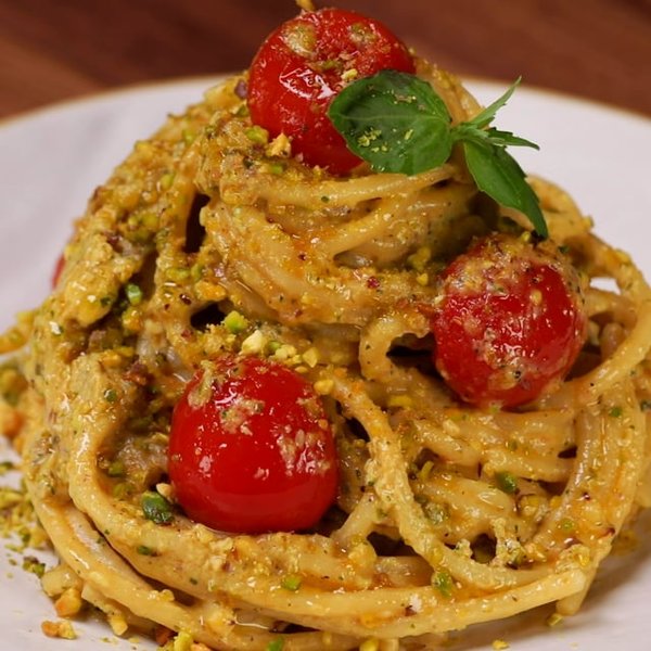 Spaghetti in crema di ricotta e pistacchi con pomodorini - Al.ta Cucina